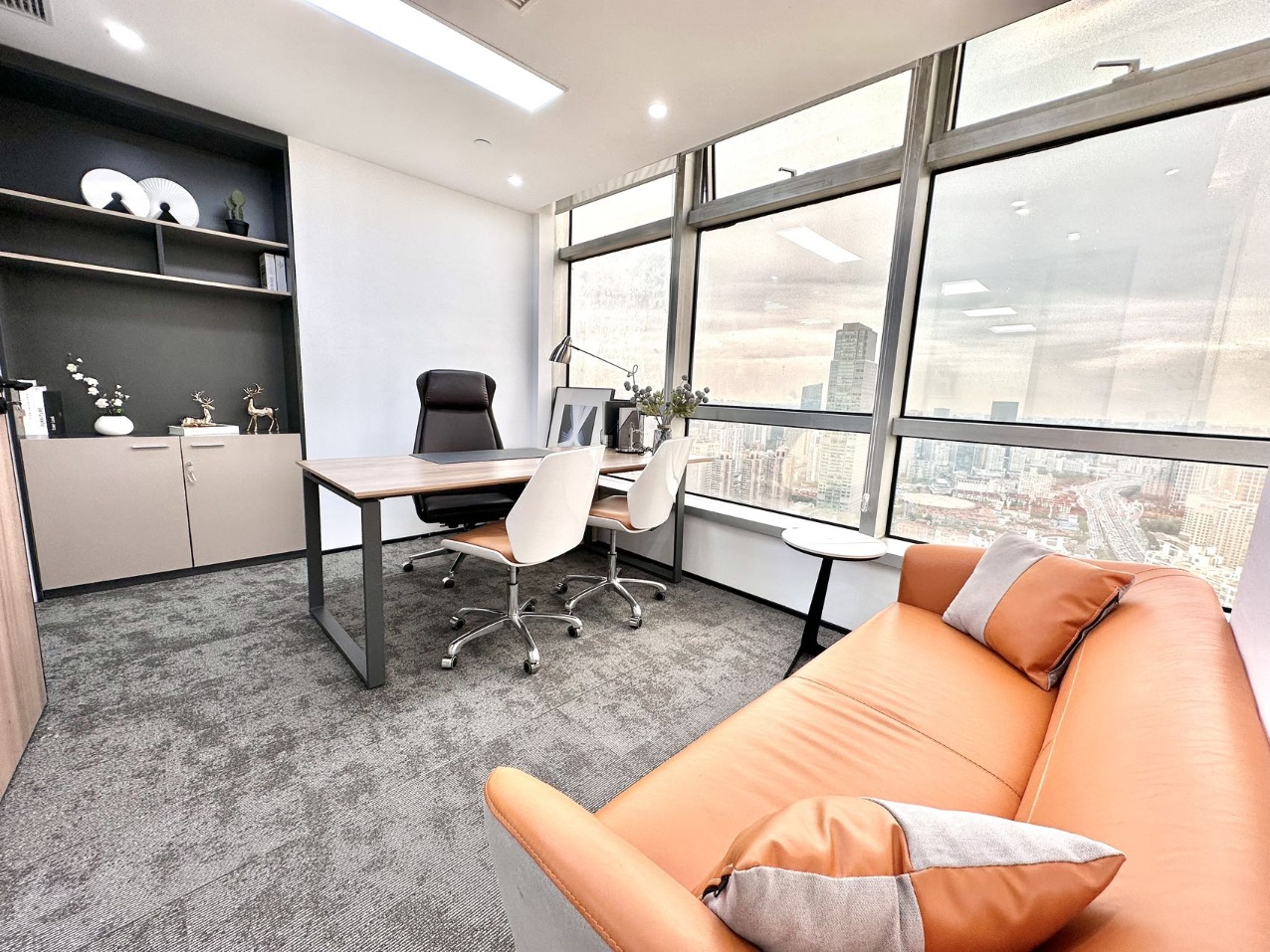 南京西路仲益大厦132平精装修办公室招租